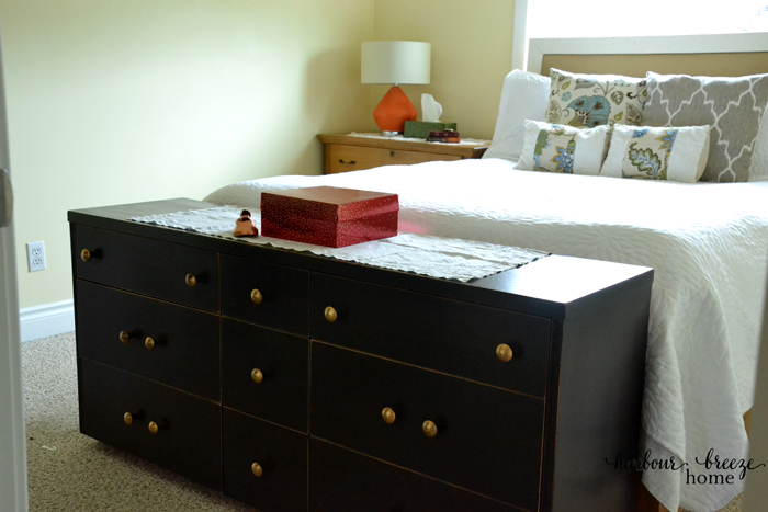 A long low dresser sits at the foot of the bed and provides much needed storage in a small bedroom. /5 Simple Ways to Organize a Small Master Bedroom at Bildirimlerim