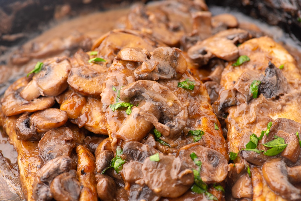 Chicken Marsala in Wine – A Rich, Flavorful Stovetop Dinner
