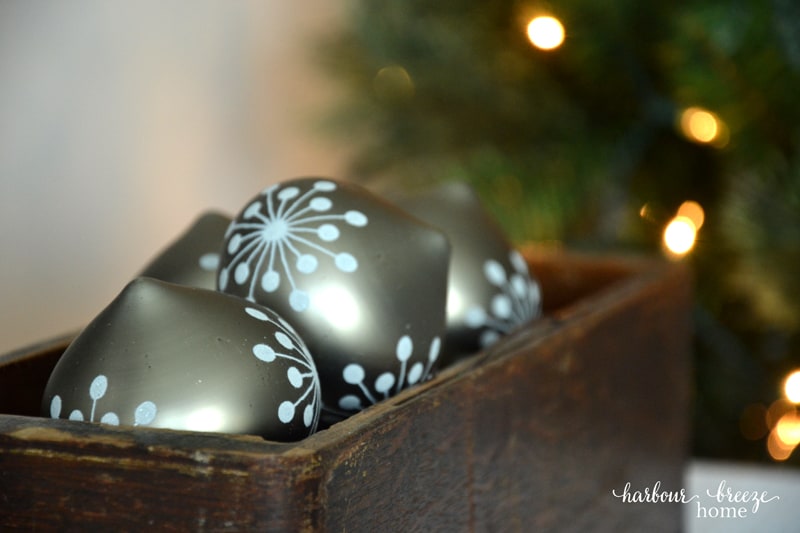 Farmhouse Christmas Decor in the Dining Room