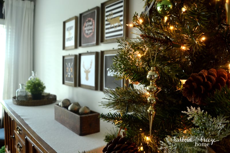 Farmhouse Christmas Decor in the Dining Room