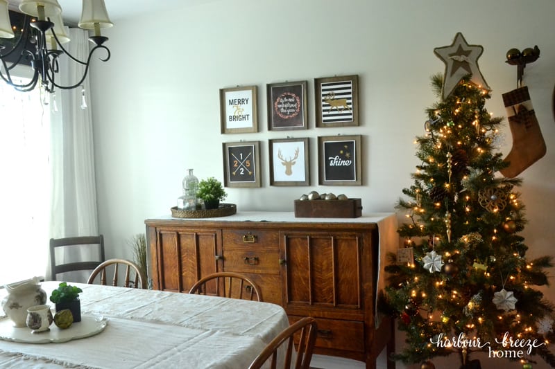 Farmhouse Christmas Decor in the Dining Room
