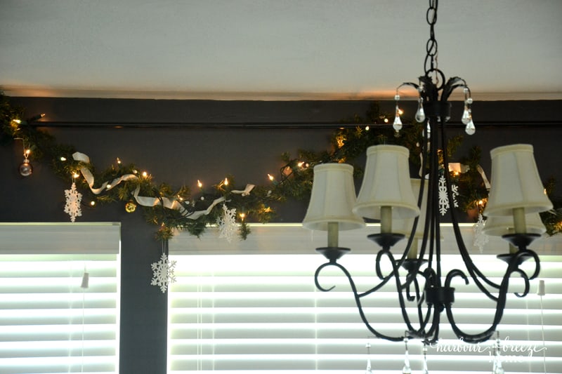 Farmhouse Christmas Decor in the Dining Room