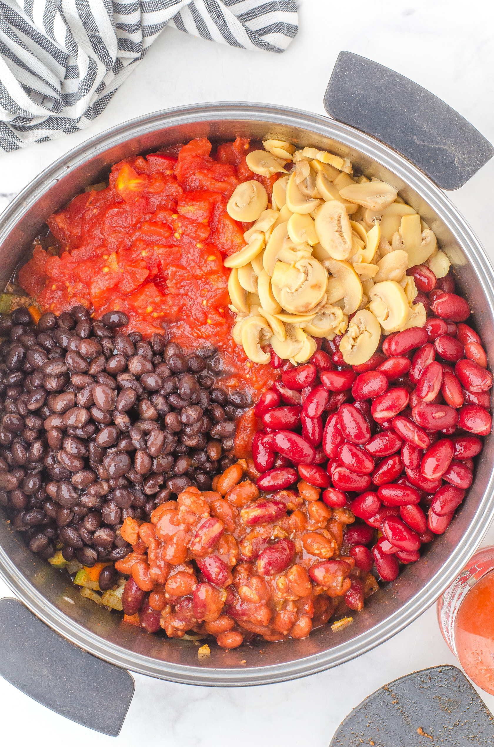 Warm Up with this Classic Chili Recipe with Beans and Ground Beef Recipe