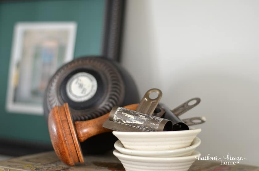 Ideas for Decorating Bookshelves with 3 Key Items (you probably already have!)
