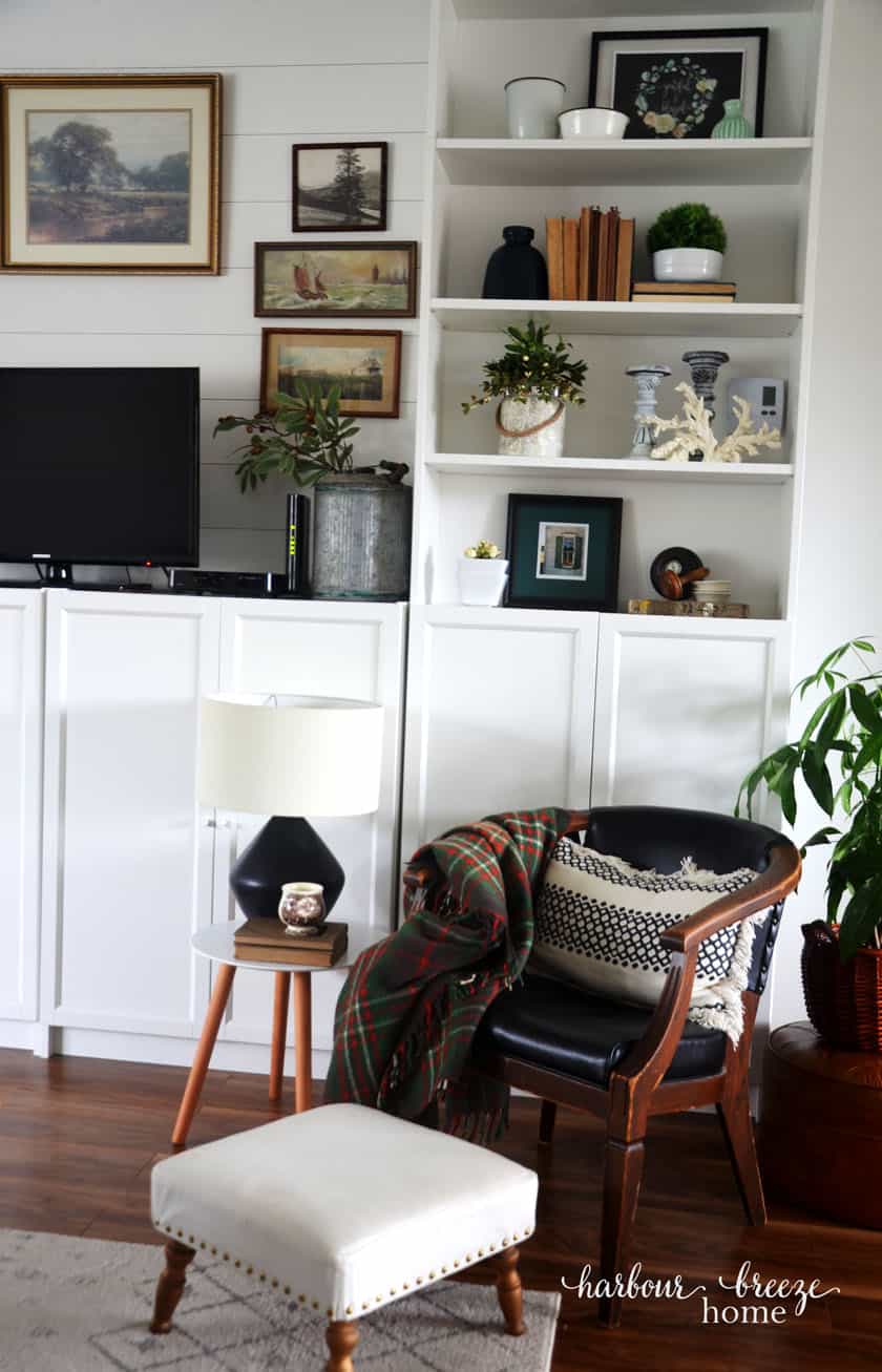 Ideas for Decorating Bookshelves with 3 Key Items (you probably already have!)