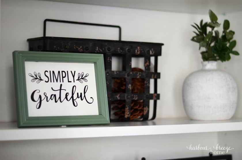 Ideas for Decorating Bookshelves with 3 Key Items (you probably already have!)