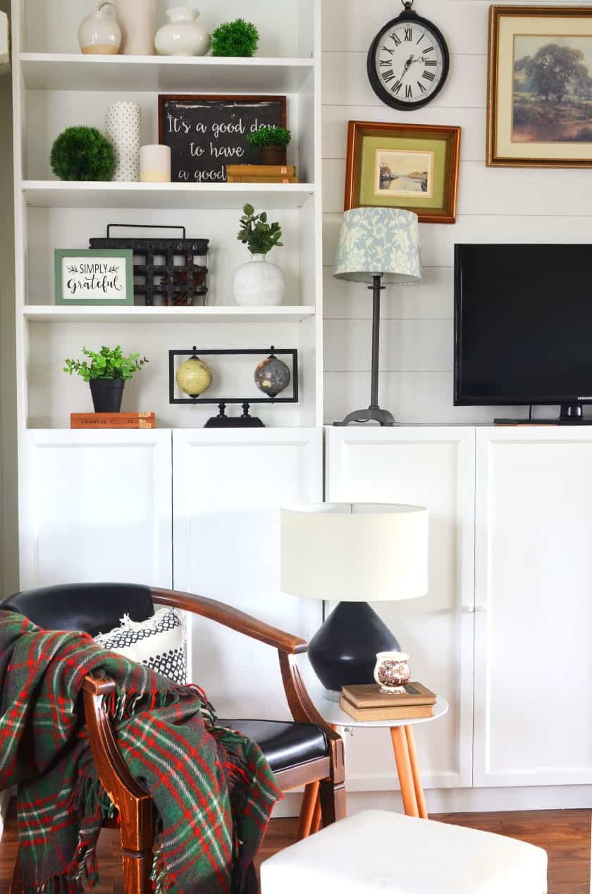 Ideas for Decorating Bookshelves with 3 Key Items (you probably already have!)