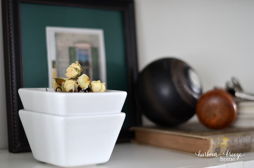 Ideas for Decorating Bookshelves with 3 Key Items (you probably already have!)