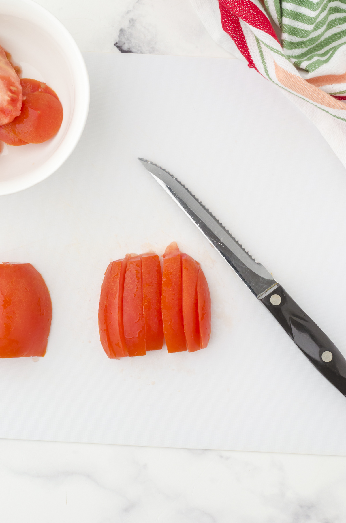 5.Slice tomatoes.