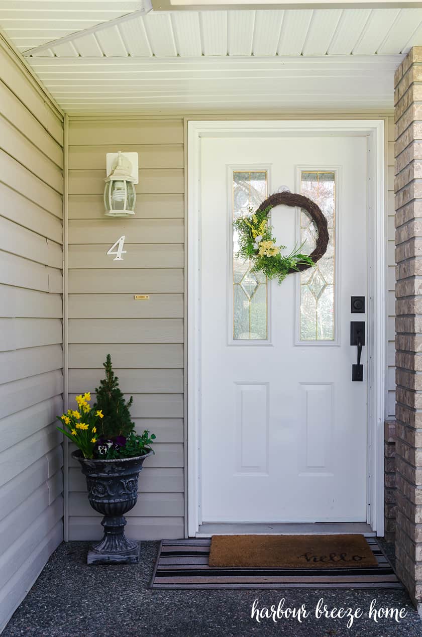 Perk Up Your Small Entryway with these Simple Front Porch Decor Ideas