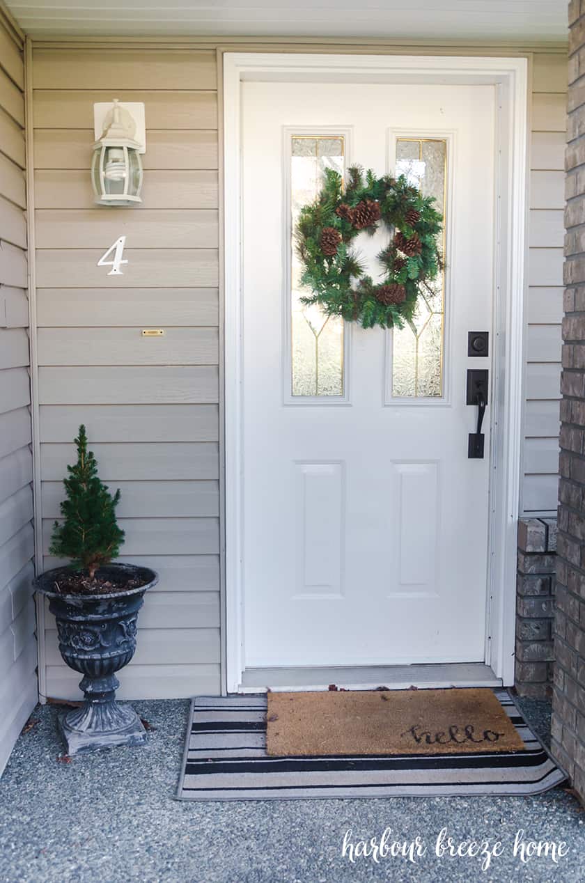 Perk Up Your Small Entryway with these Simple Front Porch Decor Ideas
