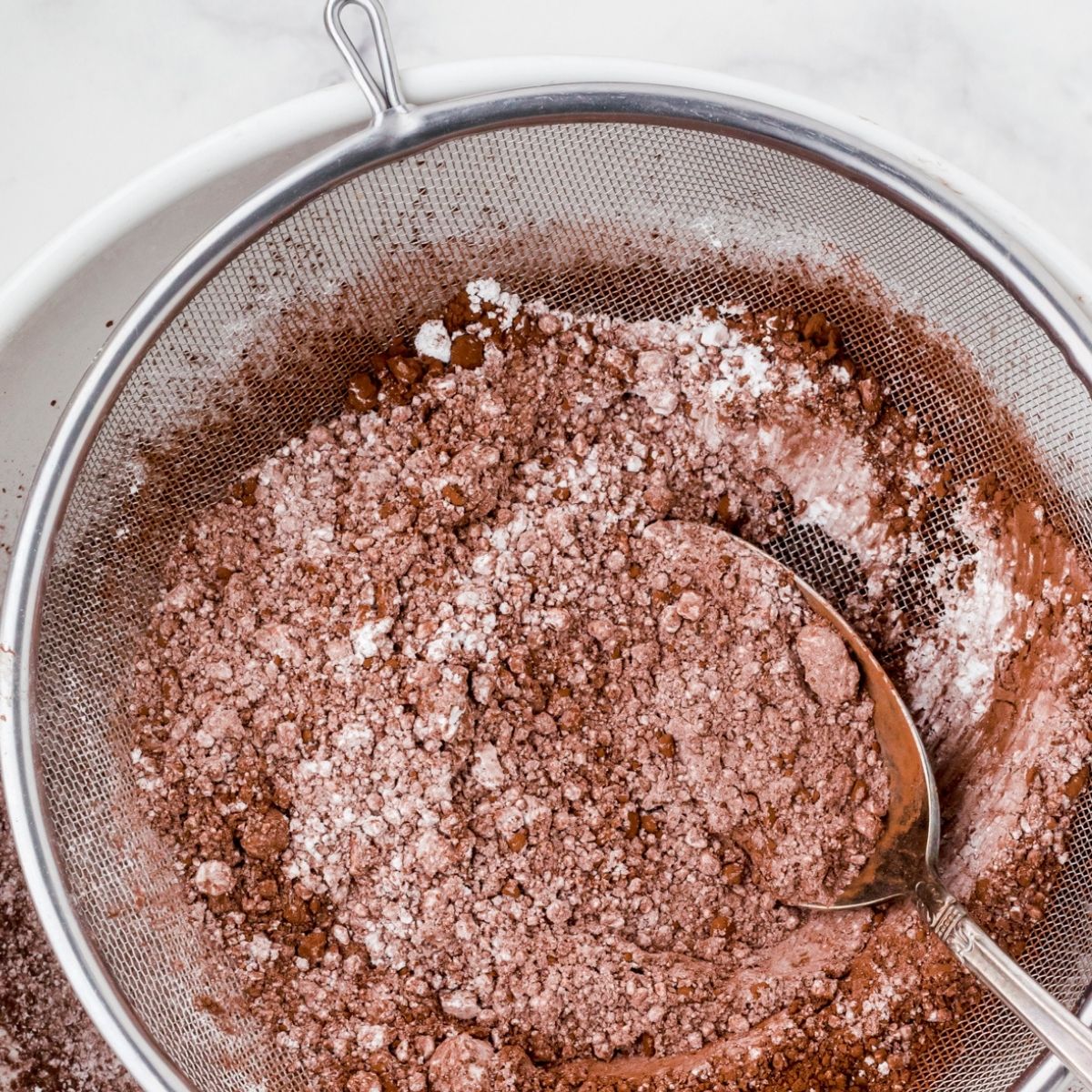 Sifting Flour Without a Sifter: Easy Alternatives