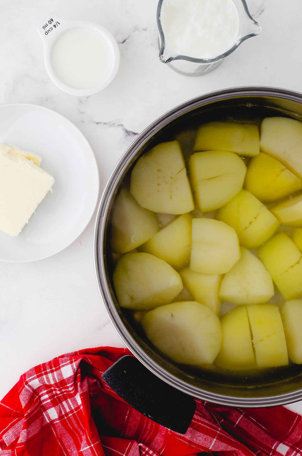 Ingredients for mashed potatoes with cottage cheese