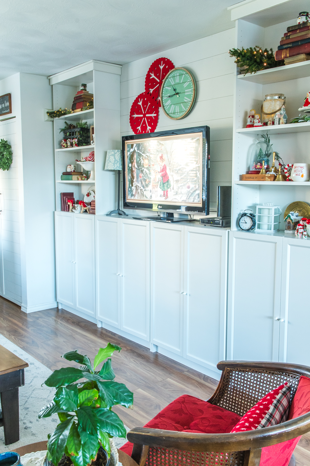 Nostalgic Christmas Decorations: A Cozy Home Tour of Meaningful Memories