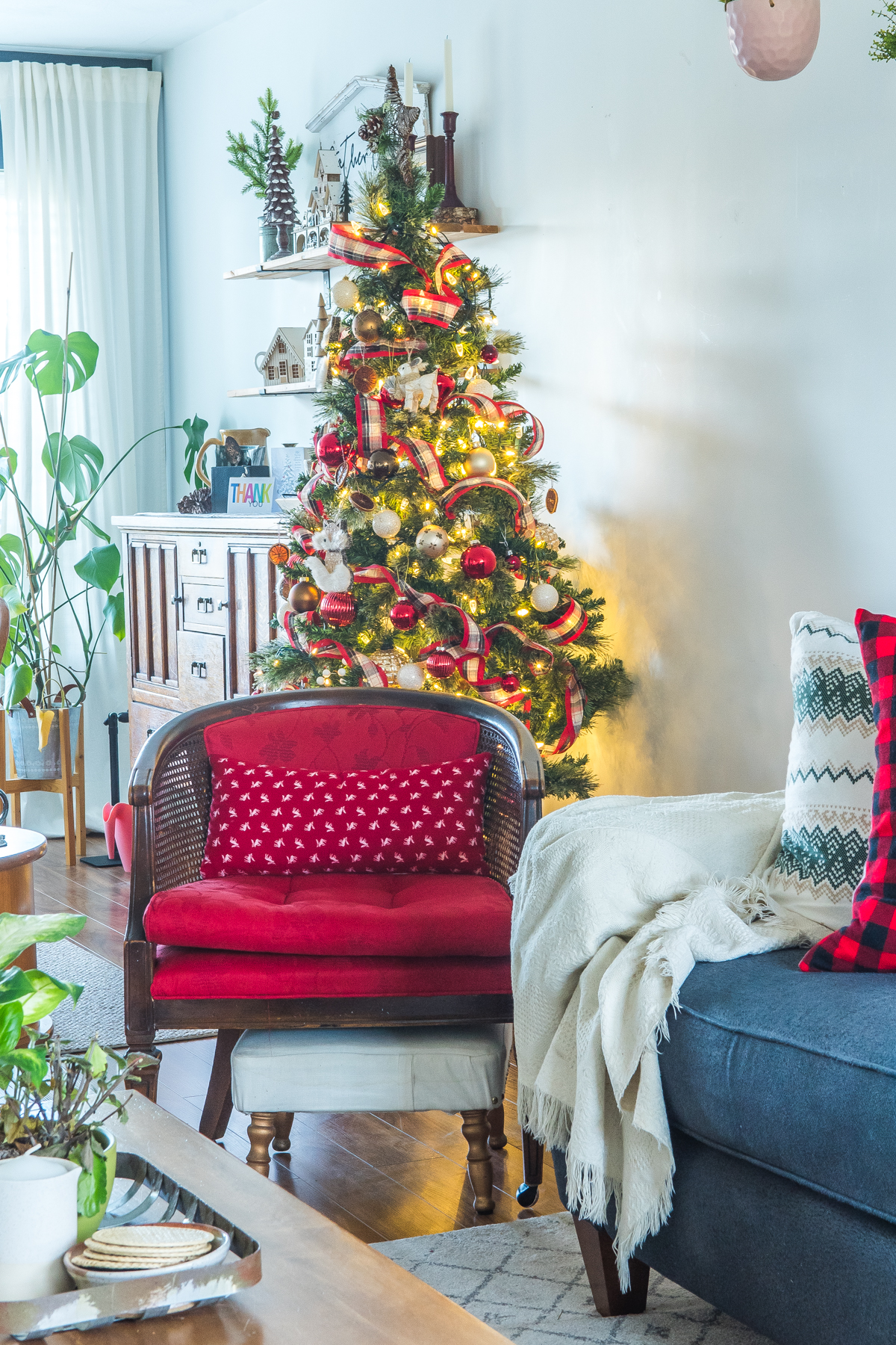 Nostalgic Christmas Decorations: A Cozy Home Tour of Meaningful Memories