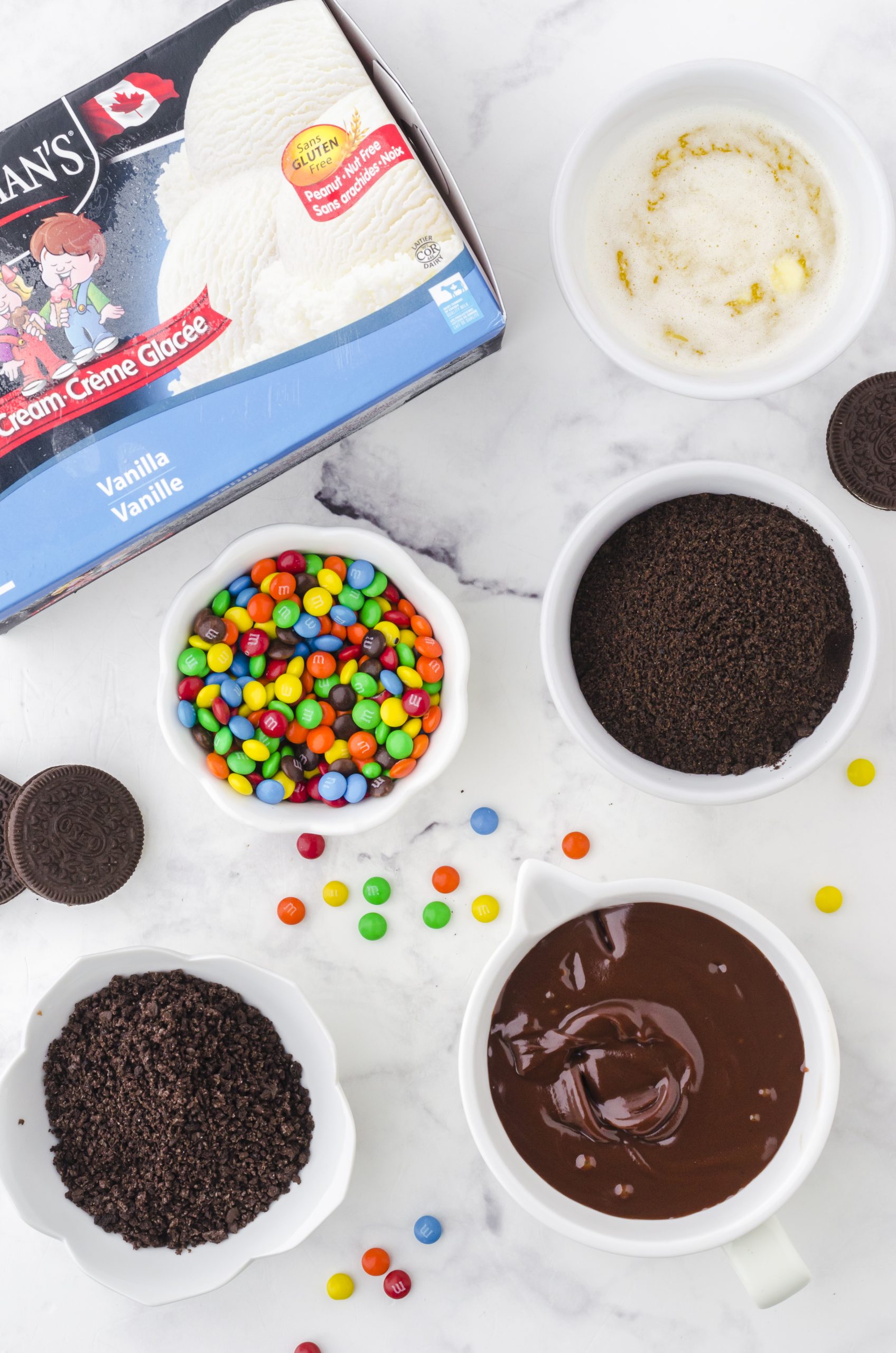 Ingredients for easy oreo ice cream cake.