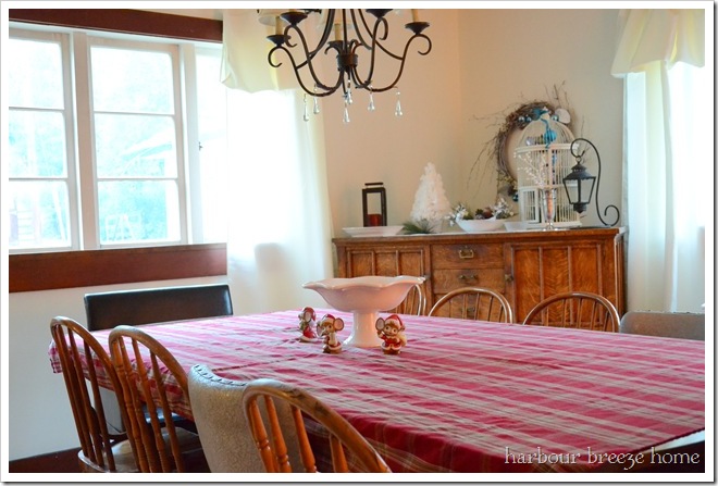 Setting the Festive Holiday Table