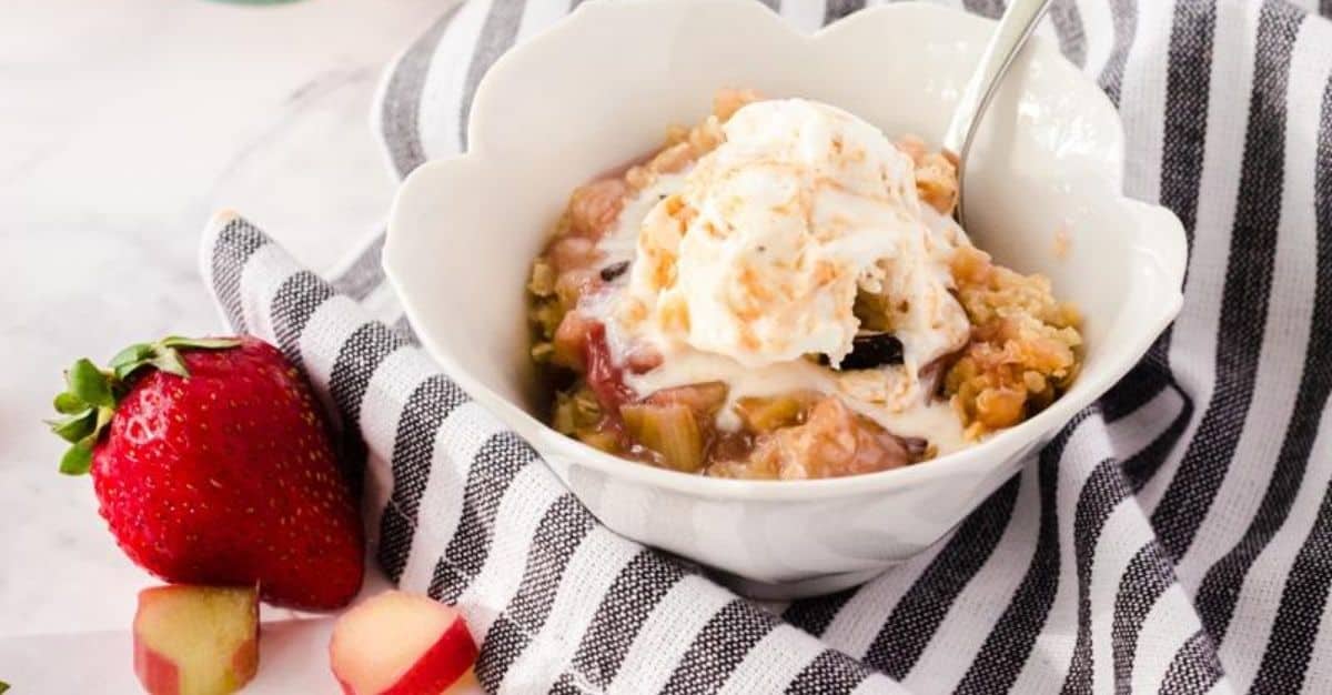 Old-Fashioned Rhubarb Crisp with a Thick Oat Topping