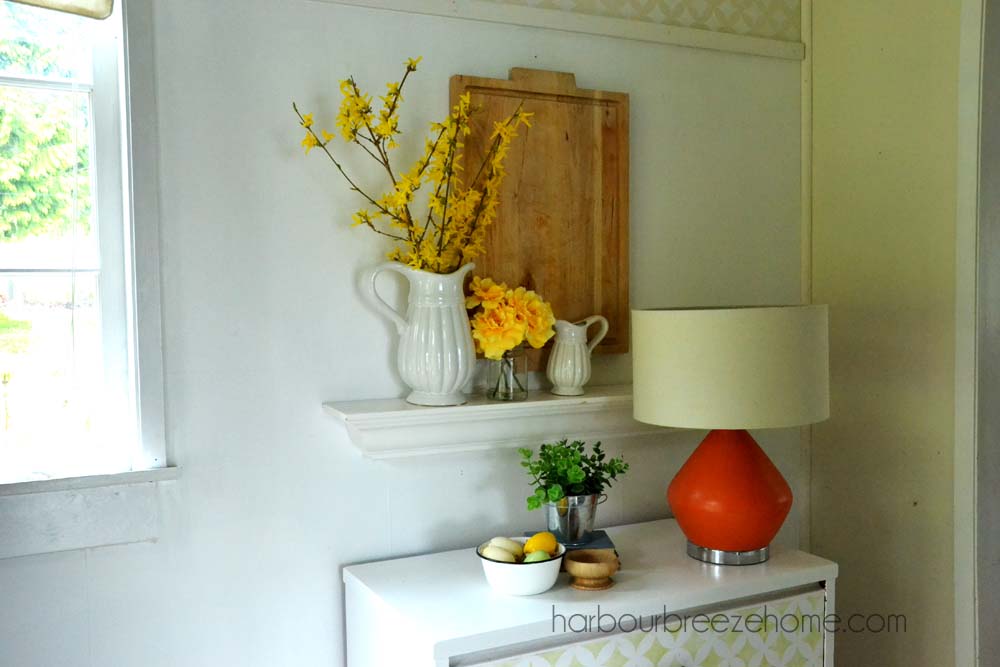 Spring entryway vignette ~ Combining yellow, white and green with some natural elements makes a fresh new look! | Bildirimlerim