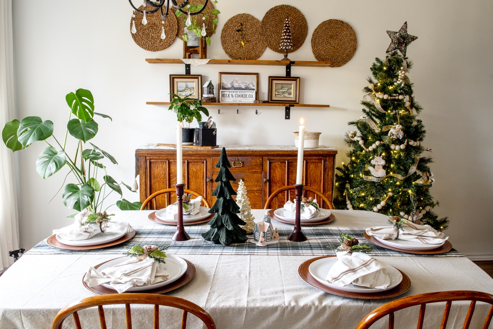 Thoughtful Tablescapes: Set a Cozy Scene for Christmas Dinner!