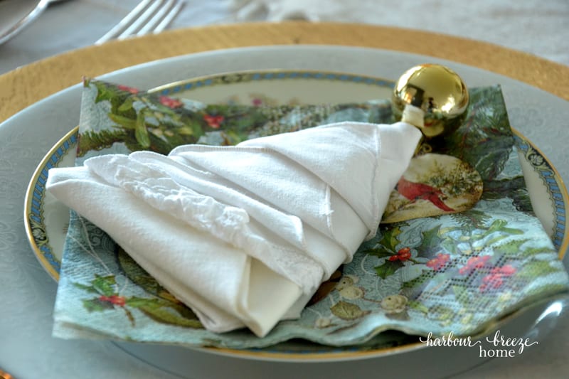 Thoughtful Tablescapes: Set a Cozy Scene for Christmas Dinner!