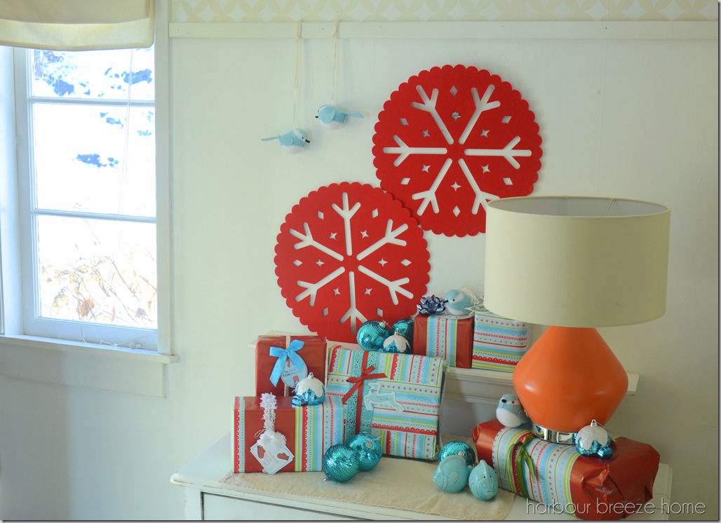 Simple Holiday Entryway Table Styling Ideas