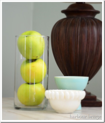 apples in vase
