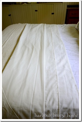 no sew ruffled bedskirt from 2 Ikea sheets at Bildirimlerim