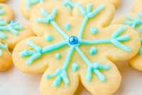 How to Make Snowflake Cookies for the Holidays