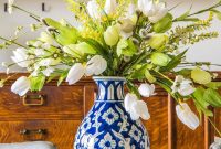 How to Arrange Flowers in a Ginger Jar Vase