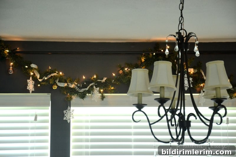 Farmhouse Christmas Decor in the Dining Room