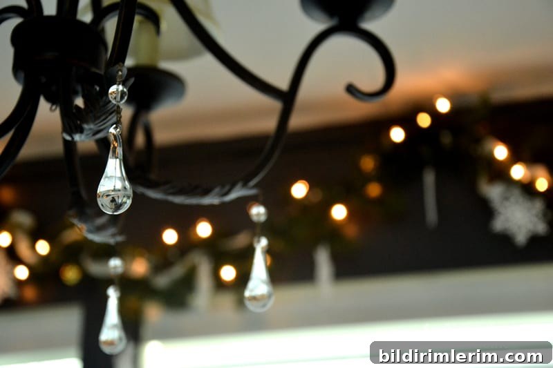 Farmhouse Christmas Decor in the Dining Room