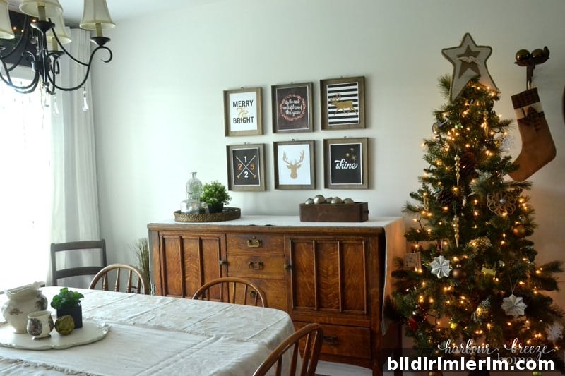 Farmhouse Christmas Decor in the Dining Room