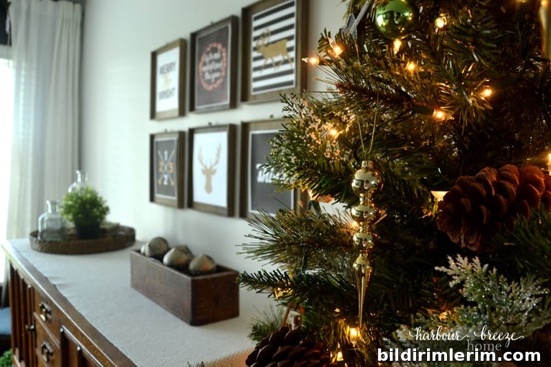 Farmhouse Christmas Decor in the Dining Room