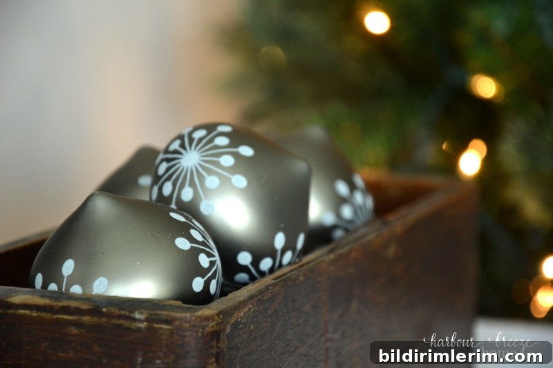 Farmhouse Christmas Decor in the Dining Room