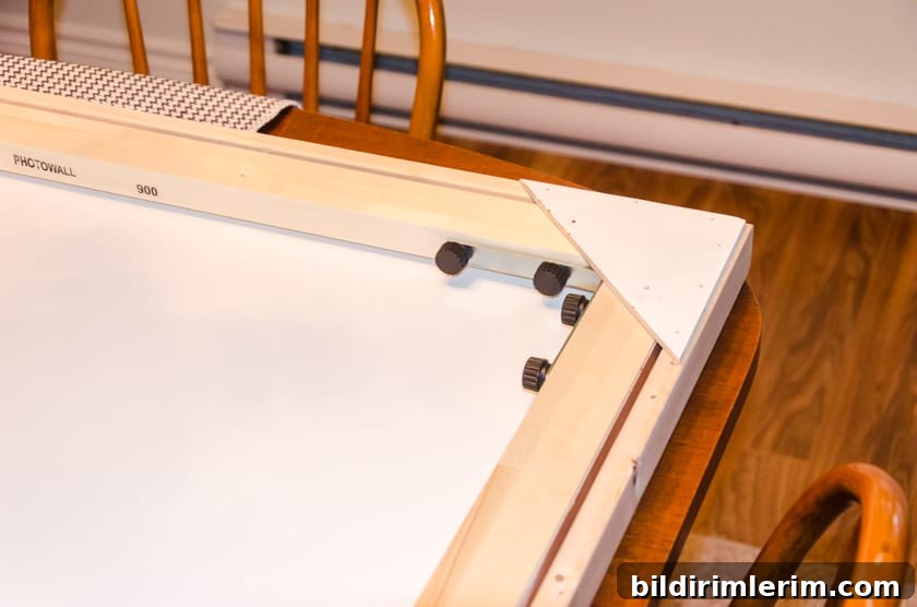 Corner veneer piece attached to floating frame back
