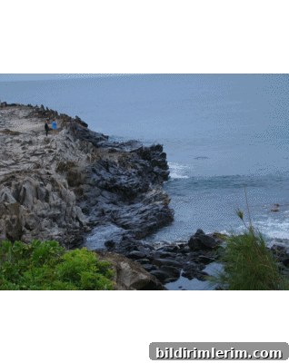 Molokini Crater Snorkel Trip: Maui Travel Guide 7 wave action