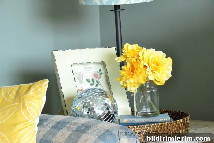 beach cottage spring living room decor | harbourbreezehome.com