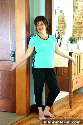 Laugh During Pilates or Yoga Class to Boost Your Workout 3 pilates and yoga for over 40 at harbourbreezehome.com
