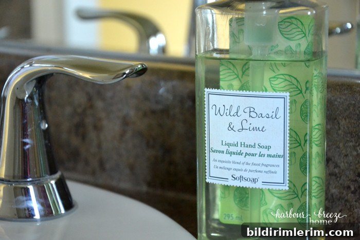 Spring Bathroom Decor @ harbourbreezehome.com