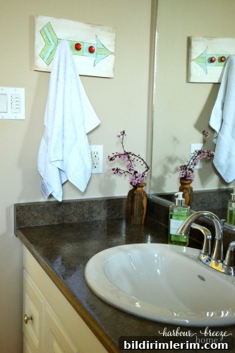 Spring Bathroom Decor @ harbourbreezehome.com