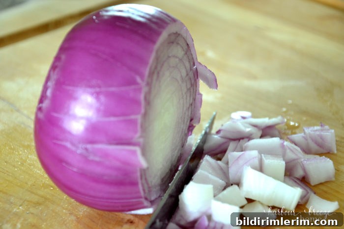 Greek Salad Meal Prep: Make-Ahead Lunch Recipe 5 Red onion diced
